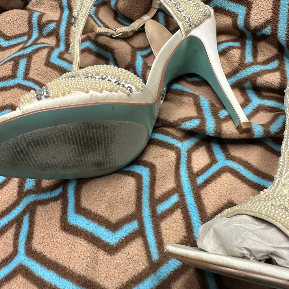 Betsey Johnson Blue bottom Women's
Sb-Ido Dress Sandal wedding heels ivory - Picture 5 of 7